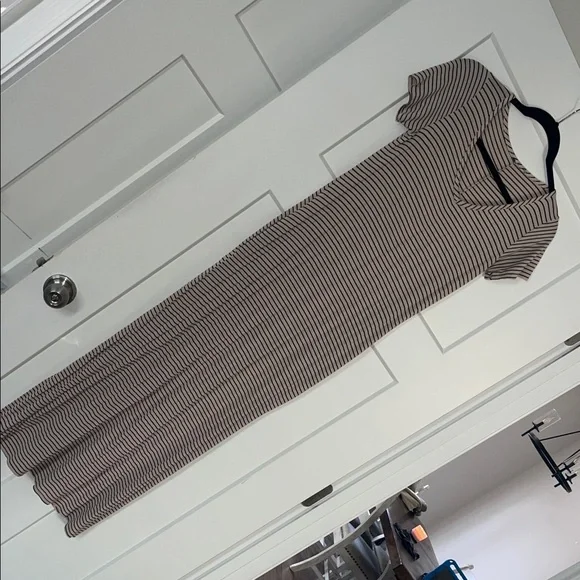 Elegant Striped Midi Dress - Picture 1 of 2